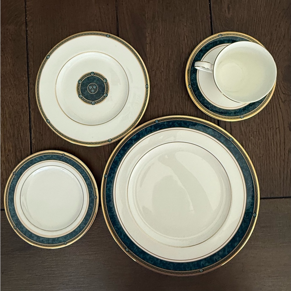 Royal Doulton China - Biltmore 5 piece setting for 4 - Picture 2 of 8